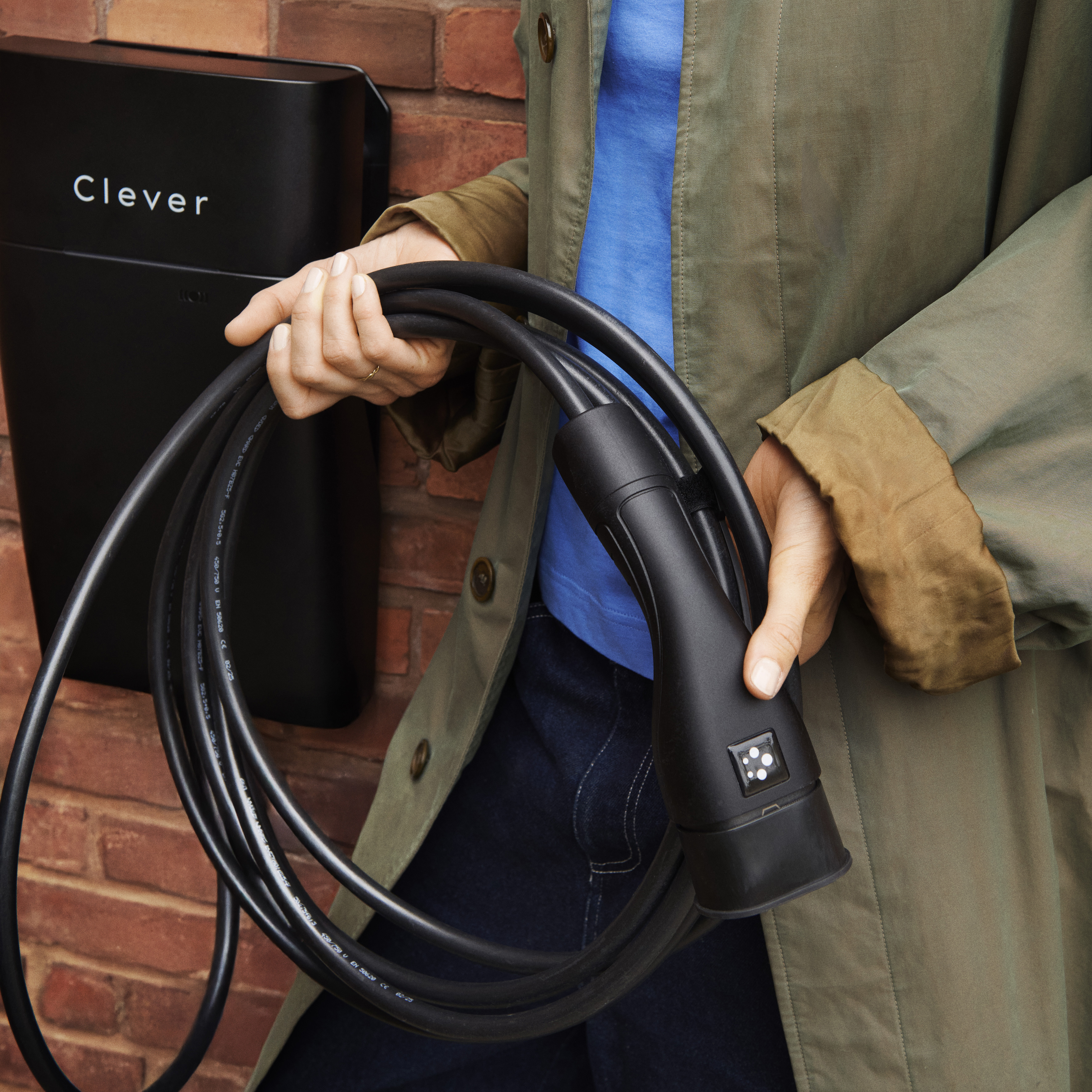 Person med Clever ladeboks